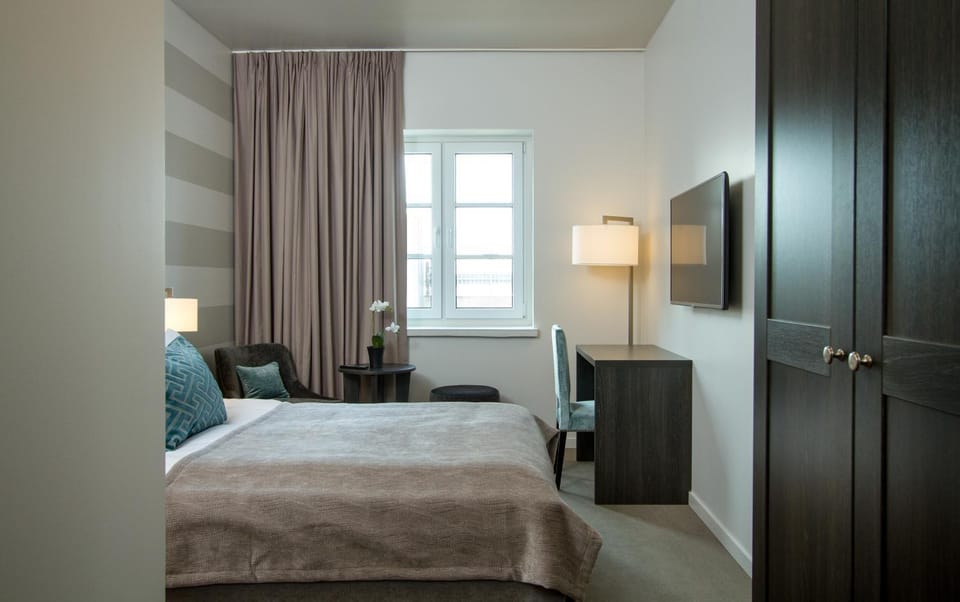 Bed, TV and multimedia, Photo of the whole room, Bedroom, hair dresser, wardrobe