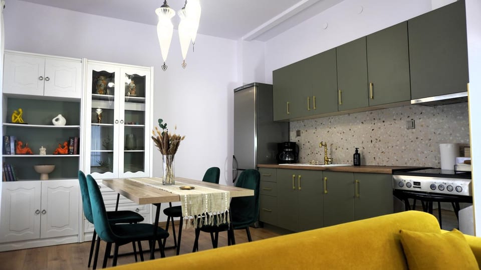 Kitchen or kitchenette, Dining area