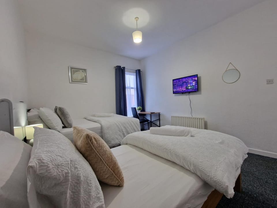 Bed, TV and multimedia, Living room, Photo of the whole room, Bedroom