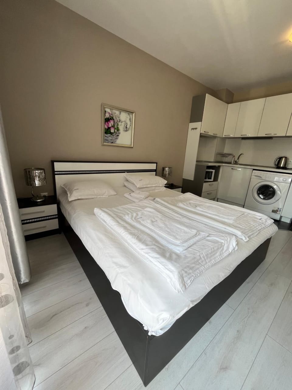 Bed, Kitchen or kitchenette, Photo of the whole room, Bedroom, towels, washing machine