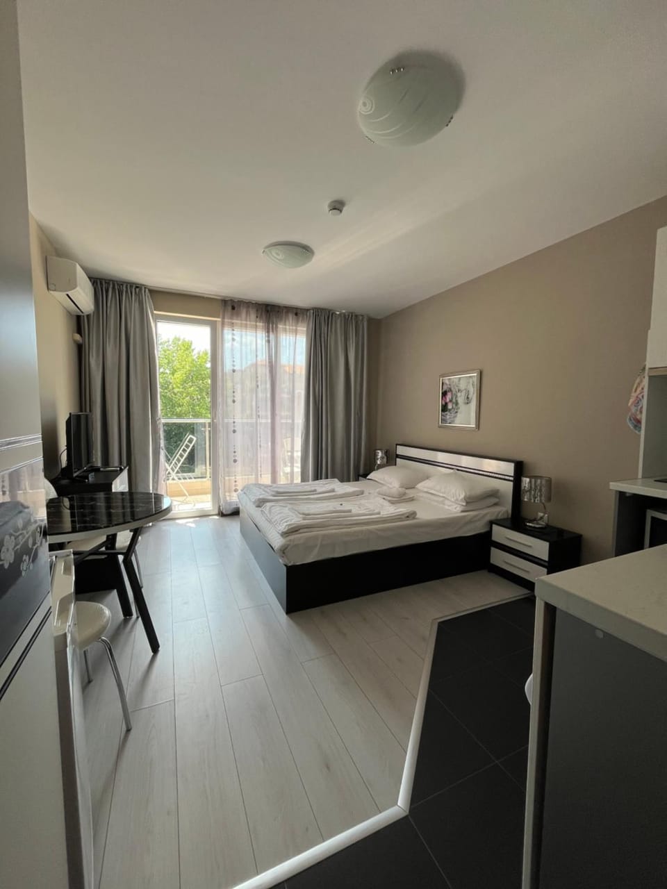 Bed, TV and multimedia, Photo of the whole room, Dining area, Bedroom
