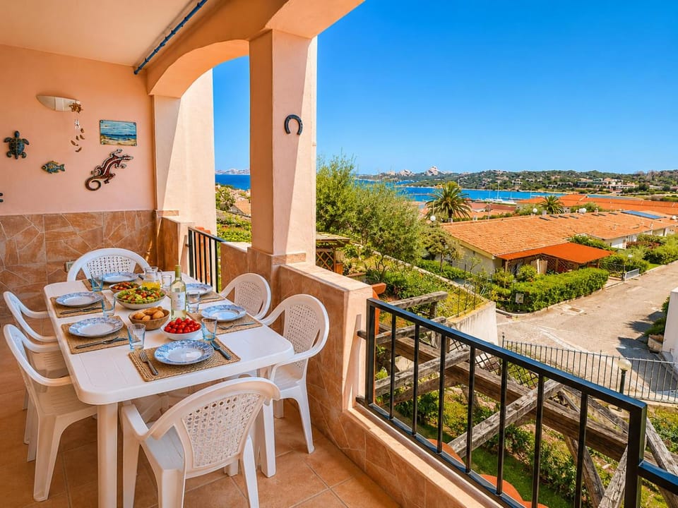 Property building, Balcony/Terrace, Dining area, Sea view