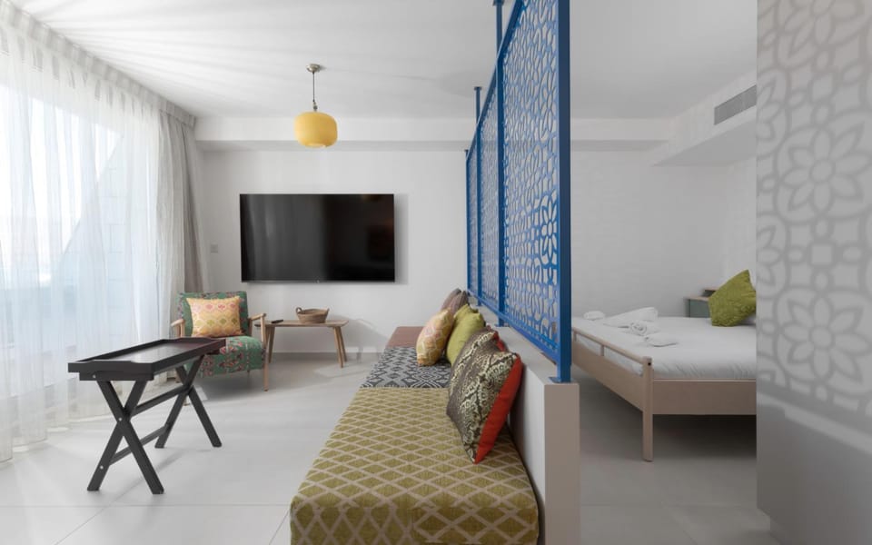 Bed, TV and multimedia, Seating area, Bedroom