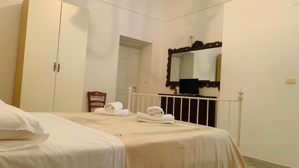 Photo of the whole room, Bedroom, towels