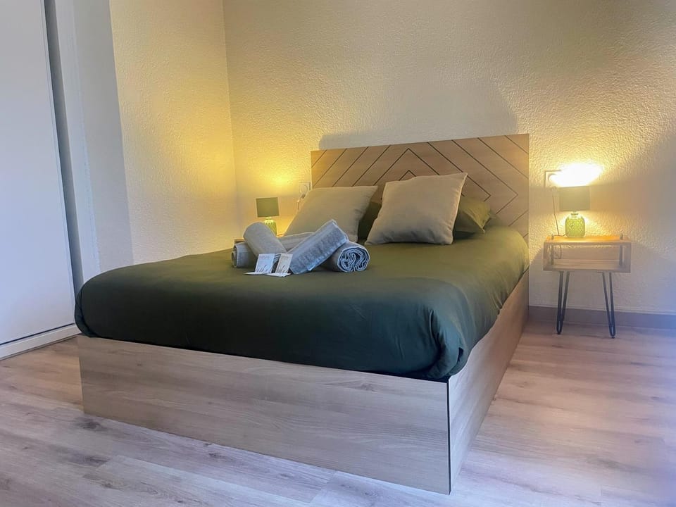 Bed, Bedroom, towels