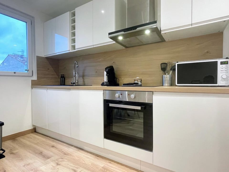 Kitchen or kitchenette, dishwasher, oven