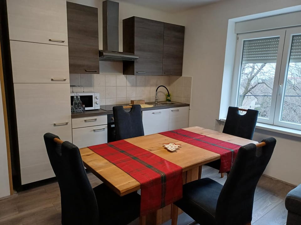 Kitchen or kitchenette, Dining area