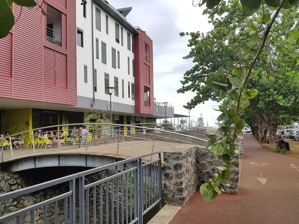 Property building, Neighbourhood