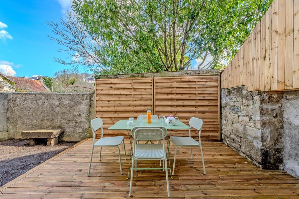Patio, Day, Dining area