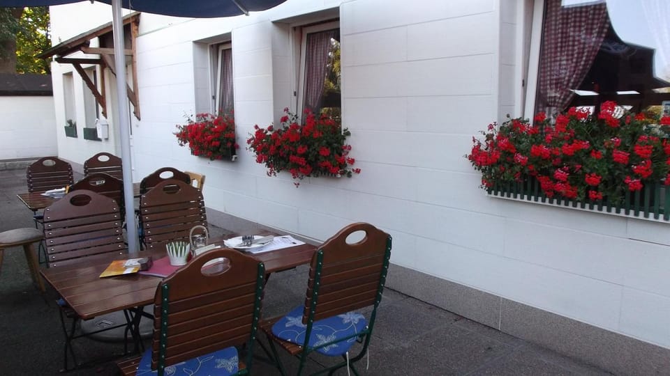 Property building, Patio, Restaurant/places to eat, Garden, Balcony/Terrace, Garden view