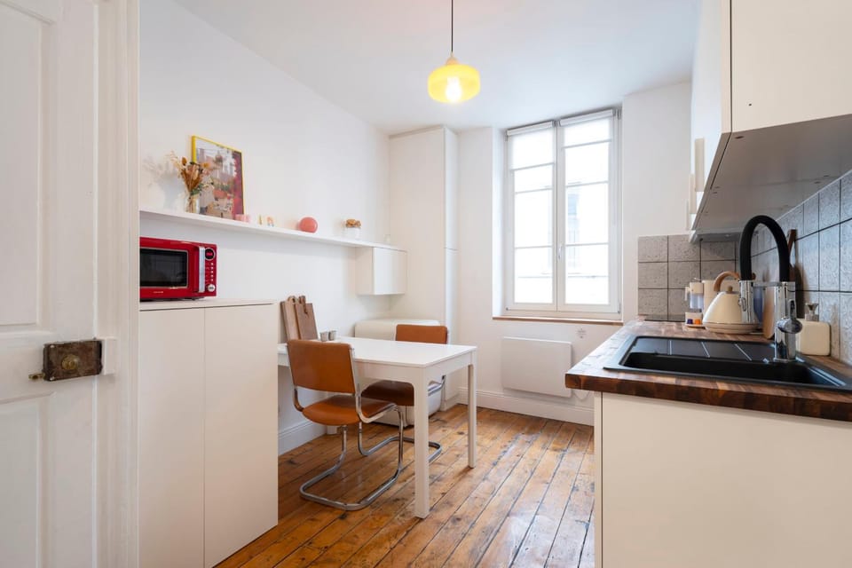 Kitchen or kitchenette, Dining area, oven, toaster