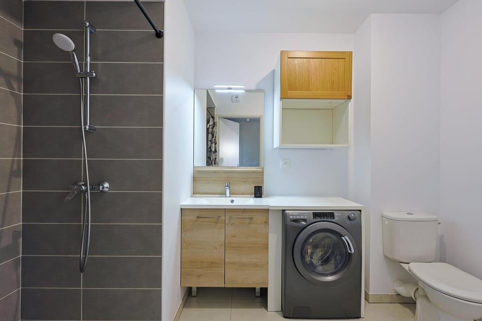 Bathroom, washing machine