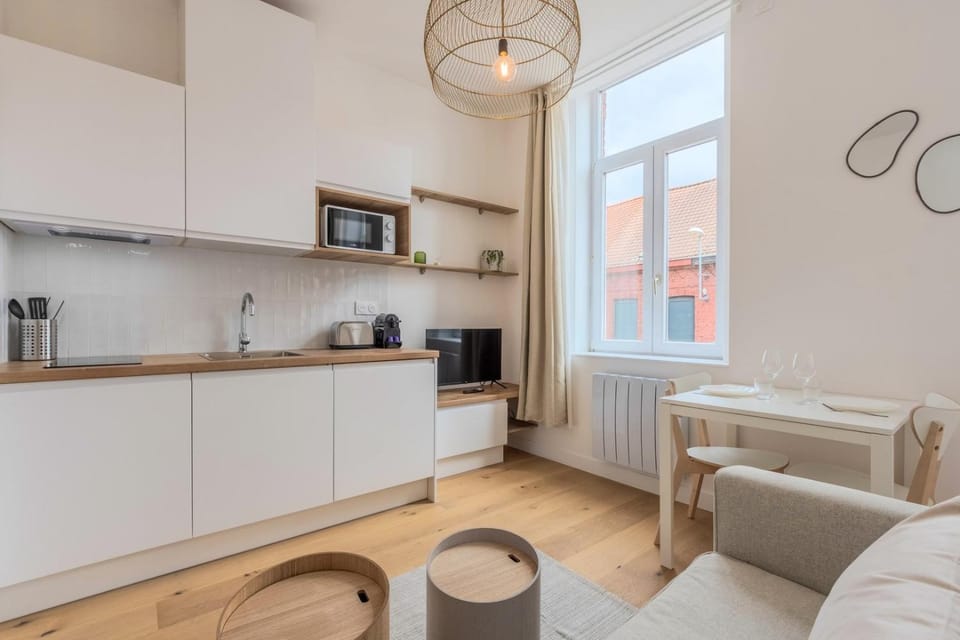 Grand studio rénové, proche tram Apartment in Hauts-de-France