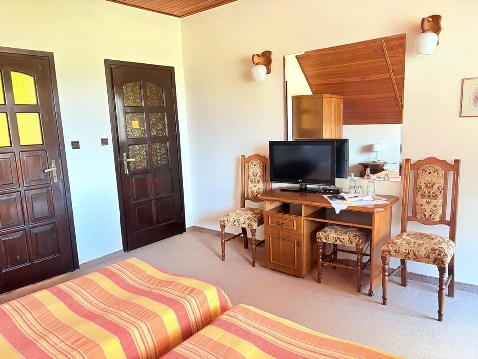 Bed, TV and multimedia, Photo of the whole room, Bedroom