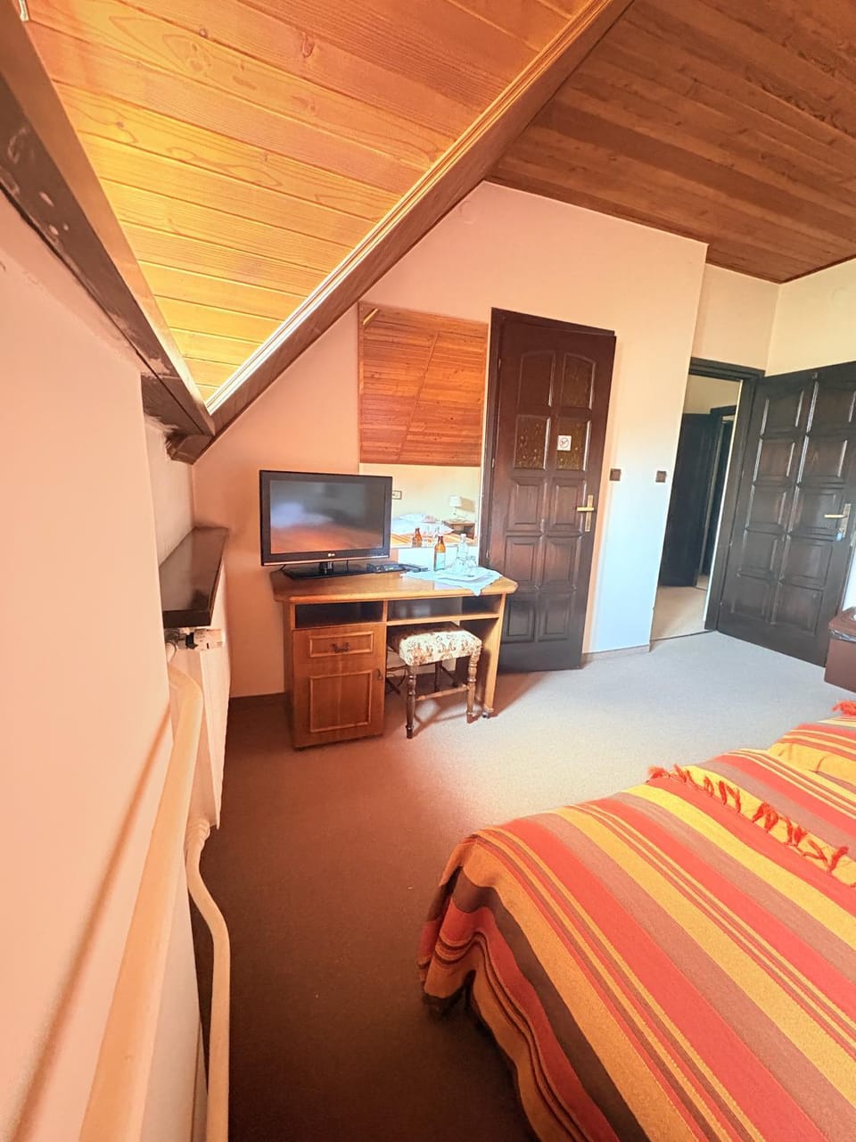 Bed, TV and multimedia, Photo of the whole room, Bedroom