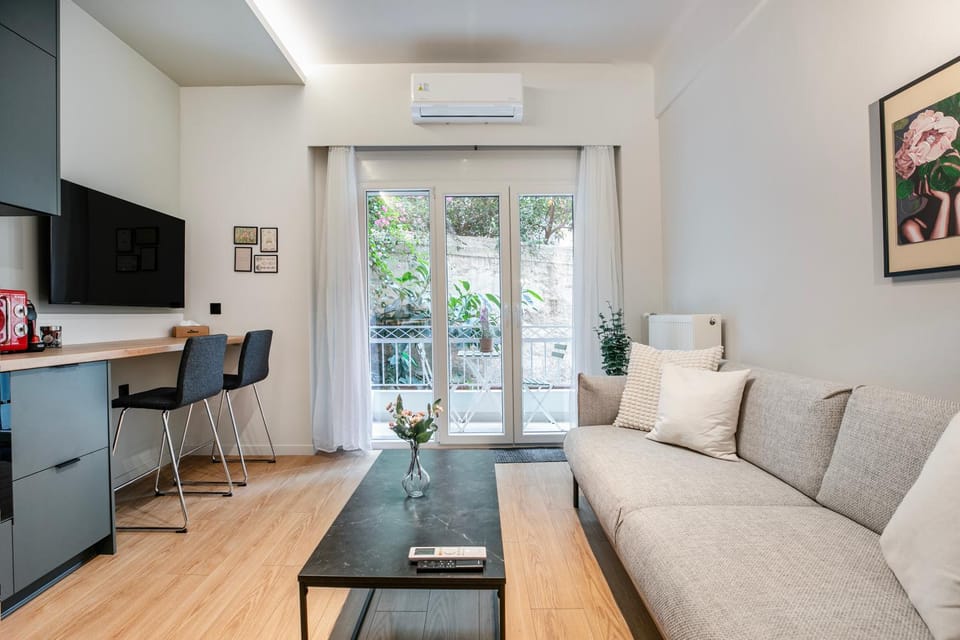 TV and multimedia, Living room, Seating area, Dining area, air conditioner