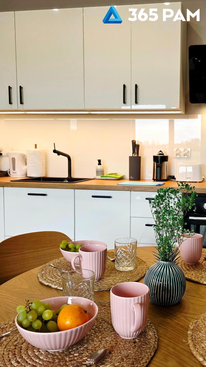Coffee/tea facilities, Kitchen or kitchenette, Food and drinks, Dining area, Food, stove