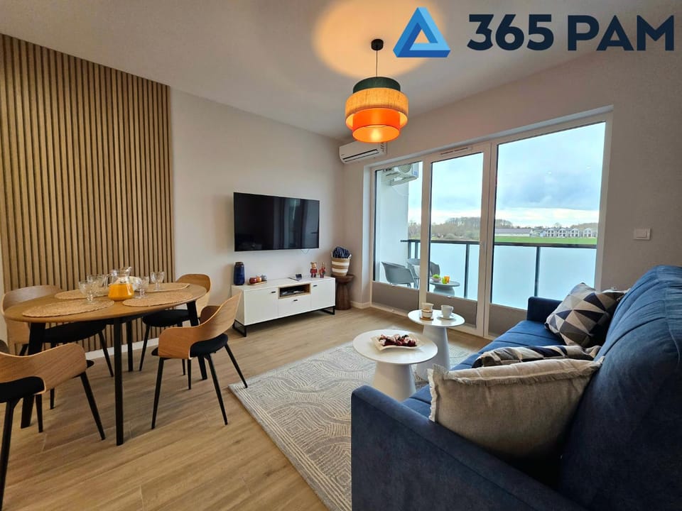 Communal lounge/ TV room, TV and multimedia, Living room, Seating area, Dining area