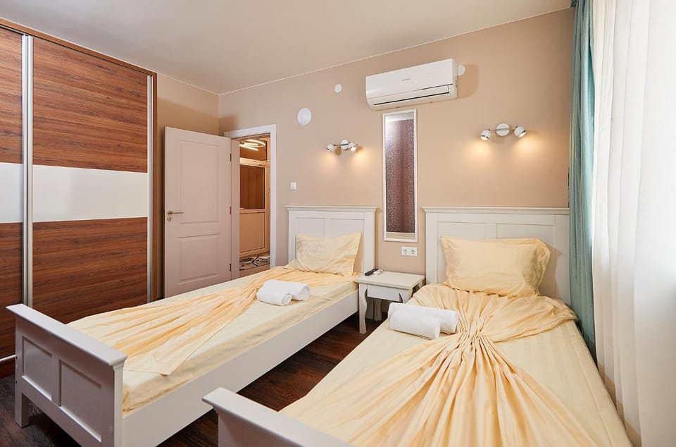 Bed, Photo of the whole room, air conditioner