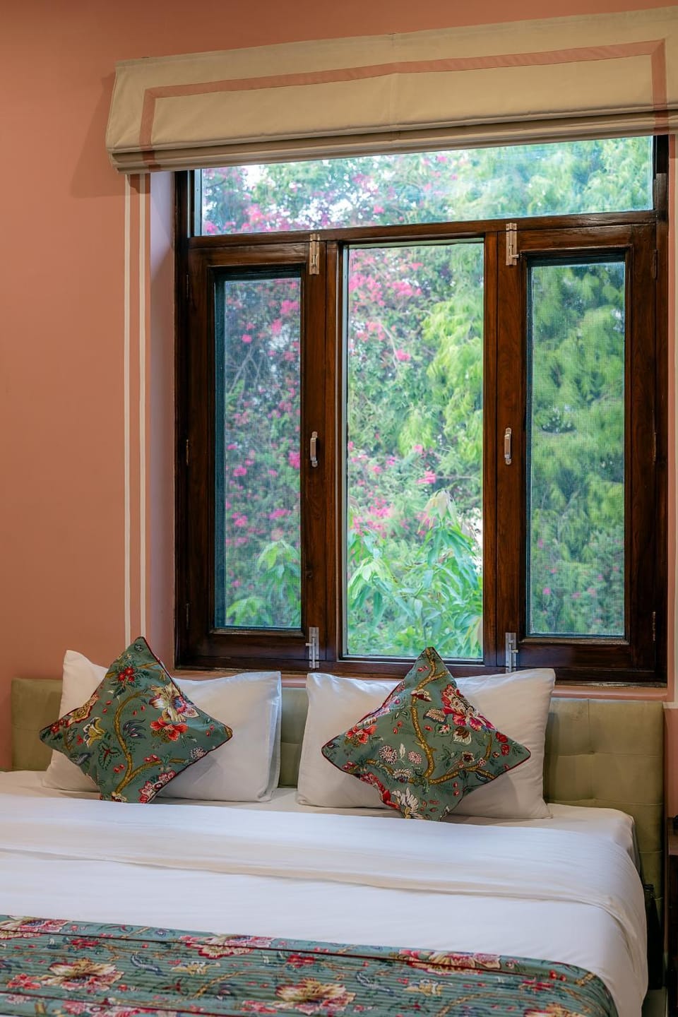 Bed, Bedroom, Garden view