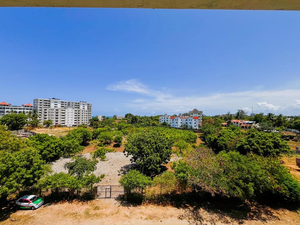Property building, Spring, Day, Natural landscape, Garden, Balcony/Terrace, City view, Parking