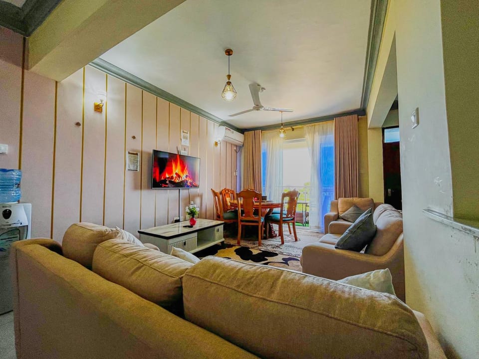 TV and multimedia, Living room, Seating area, Dining area