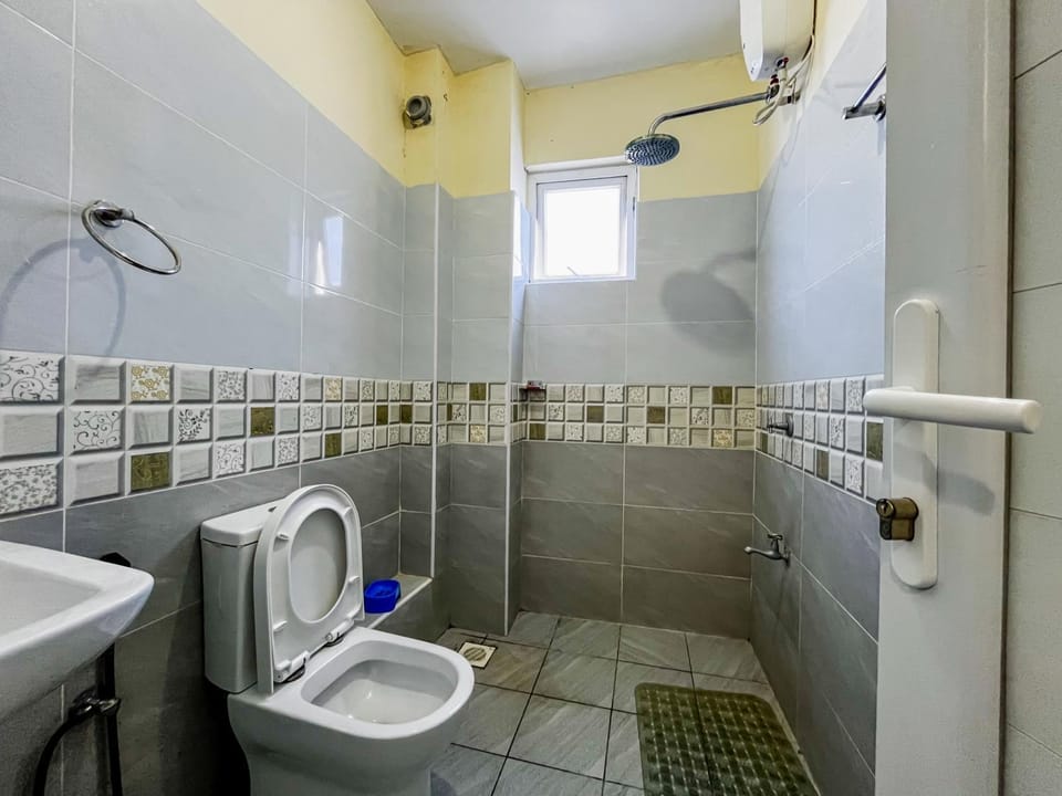 Shower, Toilet, Bathroom, towels