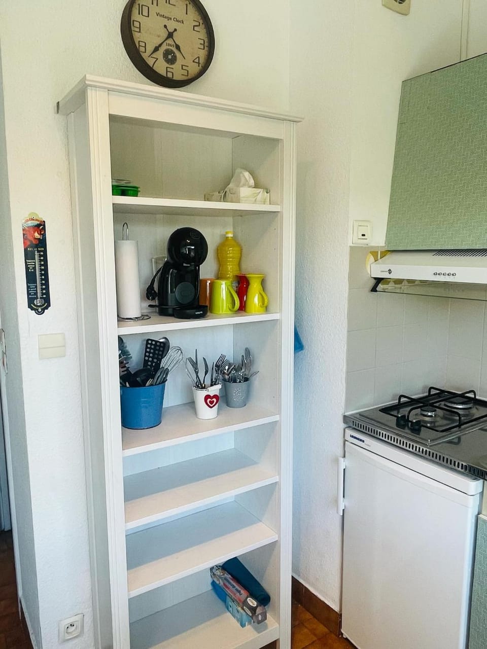 Coffee/tea facilities, Kitchen or kitchenette, stove