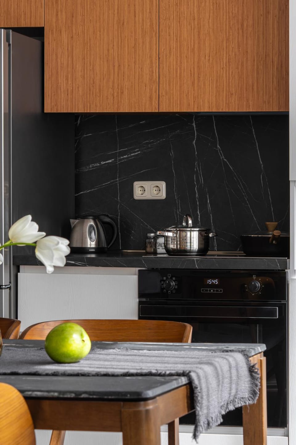 Coffee/tea facilities, Kitchen or kitchenette, Dining area, stove