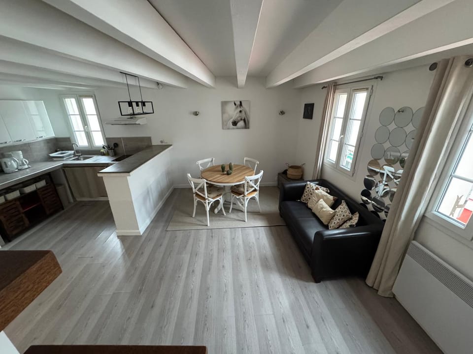 Kitchen or kitchenette, Living room, Seating area