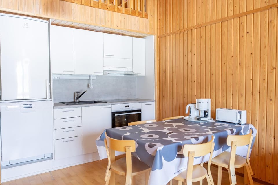 Coffee/tea facilities, Kitchen or kitchenette, Dining area, oven, stove, toaster