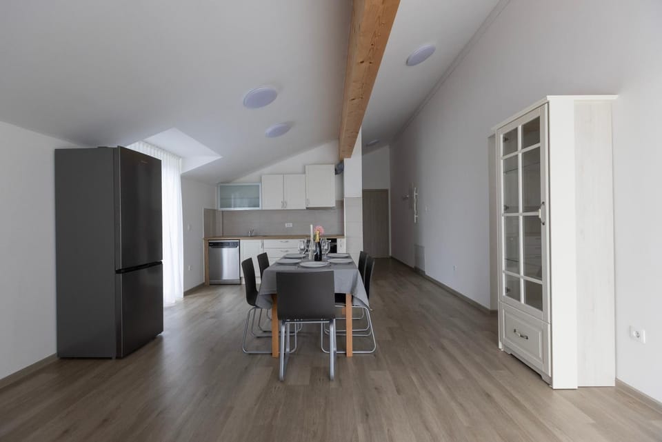 Kitchen or kitchenette, Dining area, oven, pet friendly, stove