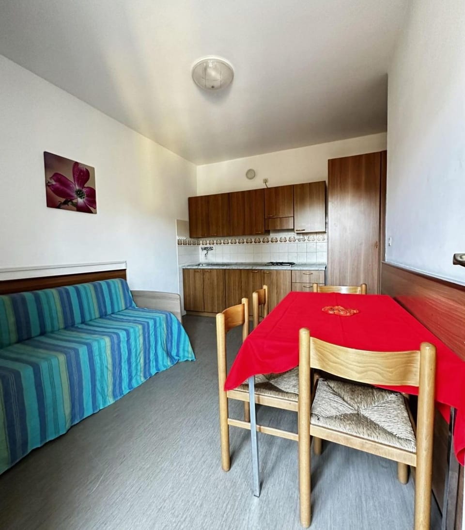 Bed, Living room, Seating area, Dining area, kitchen