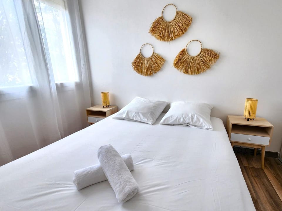 Bed, Bedroom, towels
