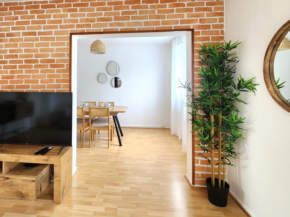 TV and multimedia, Living room, Seating area, Dining area