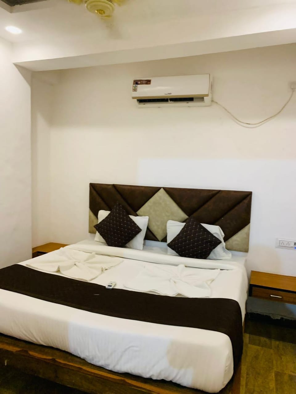 Bed, Photo of the whole room, Bedroom, air conditioner