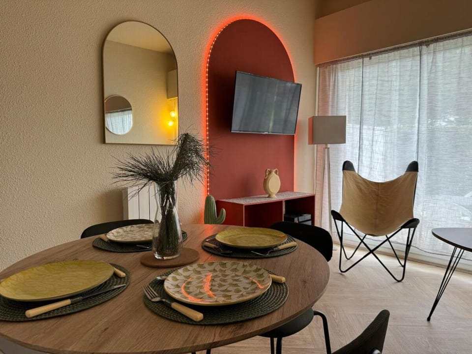 TV and multimedia, Living room, Seating area, Dining area