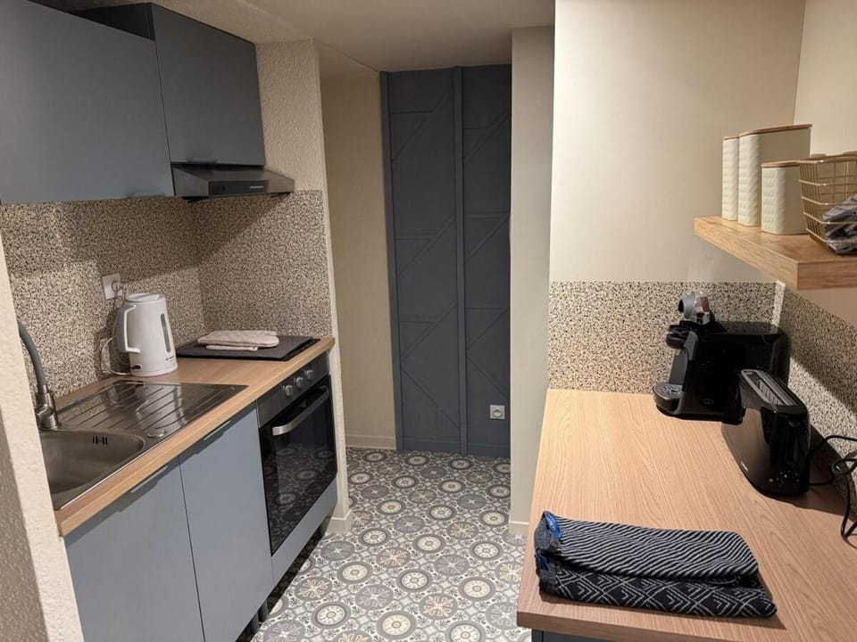 Coffee/tea facilities, Kitchen or kitchenette, oven, stove, toaster