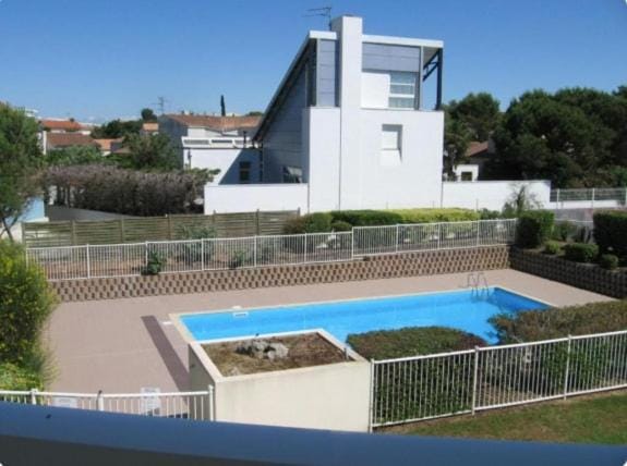 Day, Swimming pool