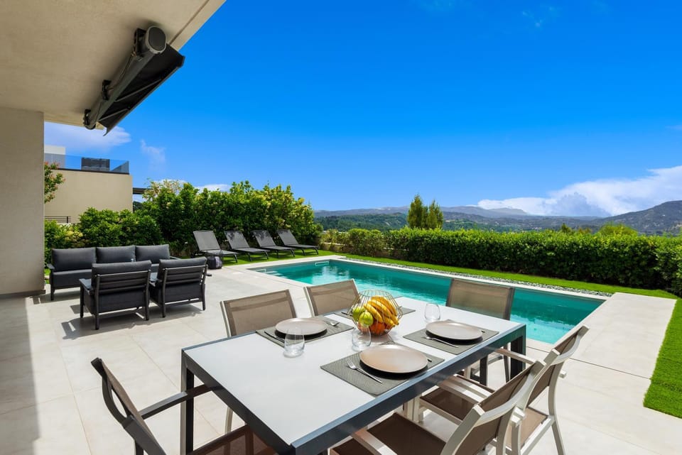 Seating area, Dining area, Swimming pool
