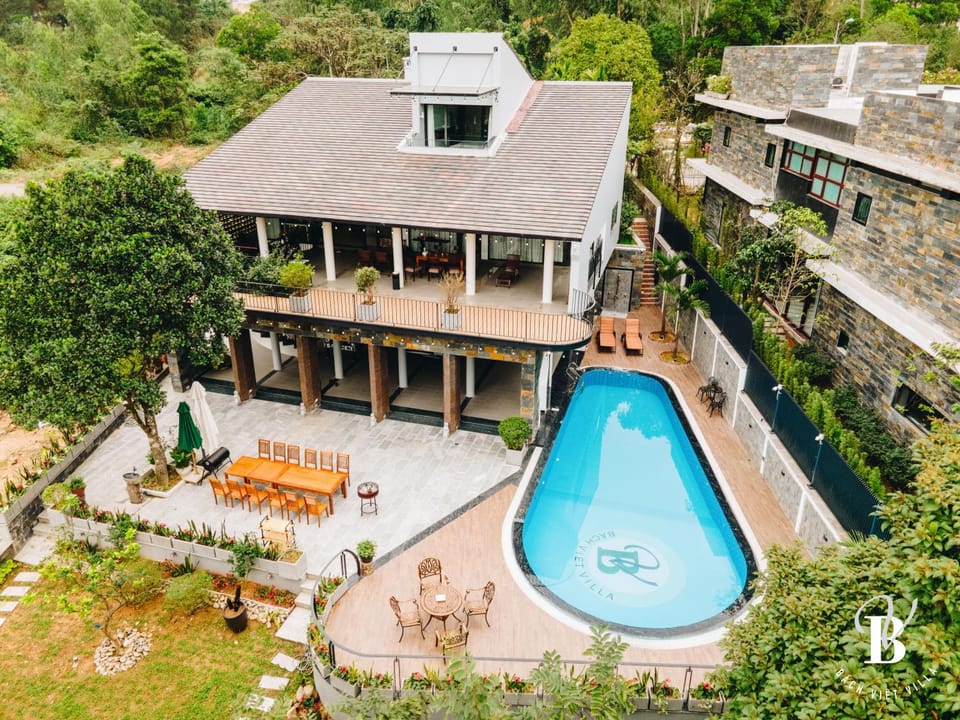 Property building, Day, Garden, Swimming pool