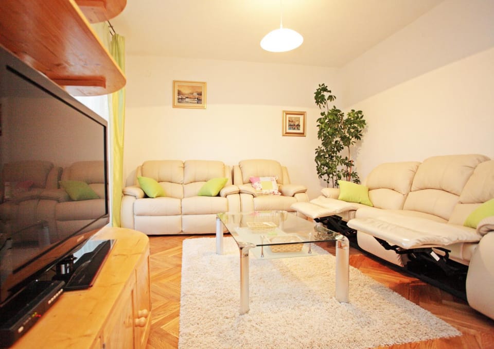 Living room, Photo of the whole room
