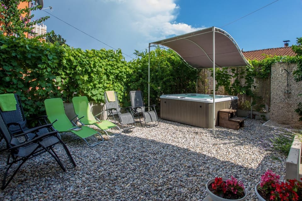 Day, Hot Tub, On site