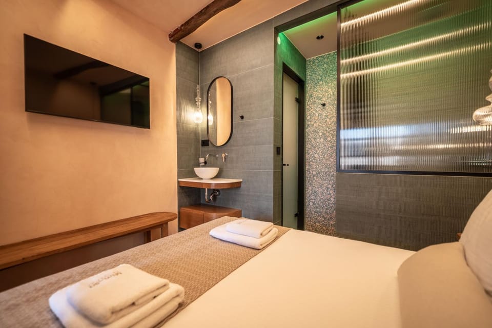 Bed, Bathroom, TV and multimedia, Photo of the whole room, Bedroom, towels