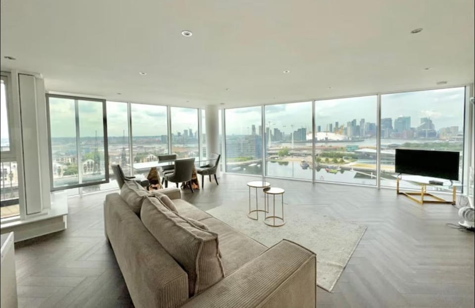 Skyline Luxe on the River 5 mins walk to ExCeL Stay 6 Apartment in London