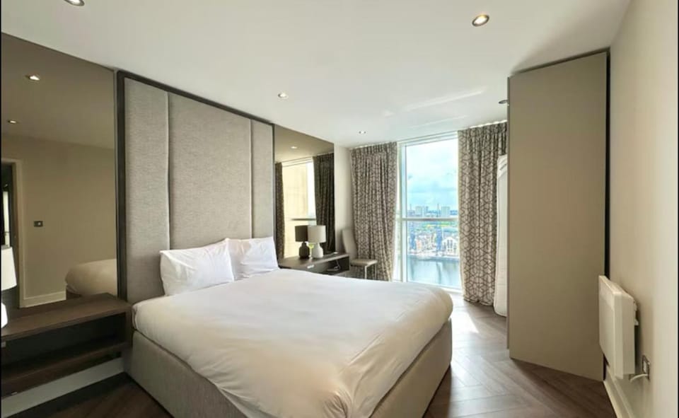 Skyline Luxe on the River 5 mins walk to ExCeL Stay 6 Apartment in London