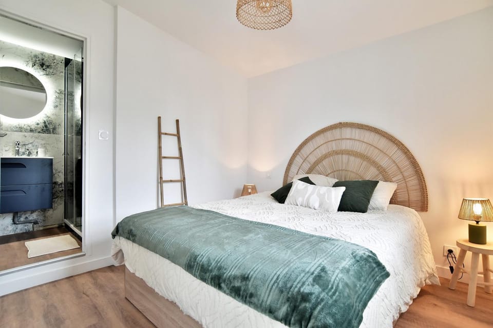 Bed, Photo of the whole room, Bedroom