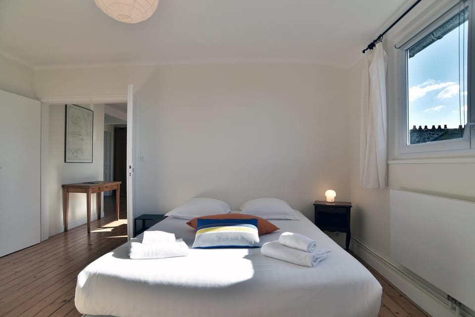 Bed, Photo of the whole room, Bedroom