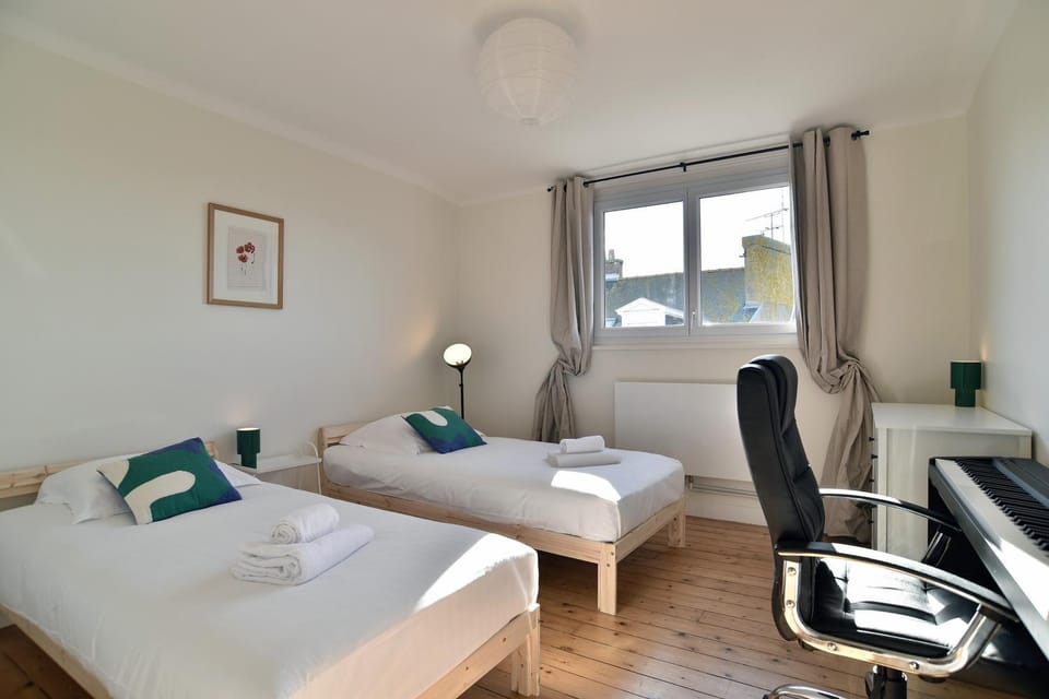 Bed, Photo of the whole room, Bedroom