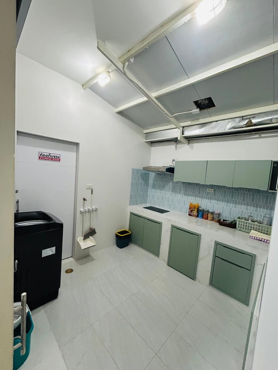 Kitchen or kitchenette, stove, washing machine